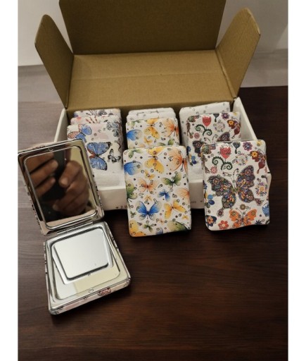 Karışık Renklerde Kelebek Desenli Cep Aynası